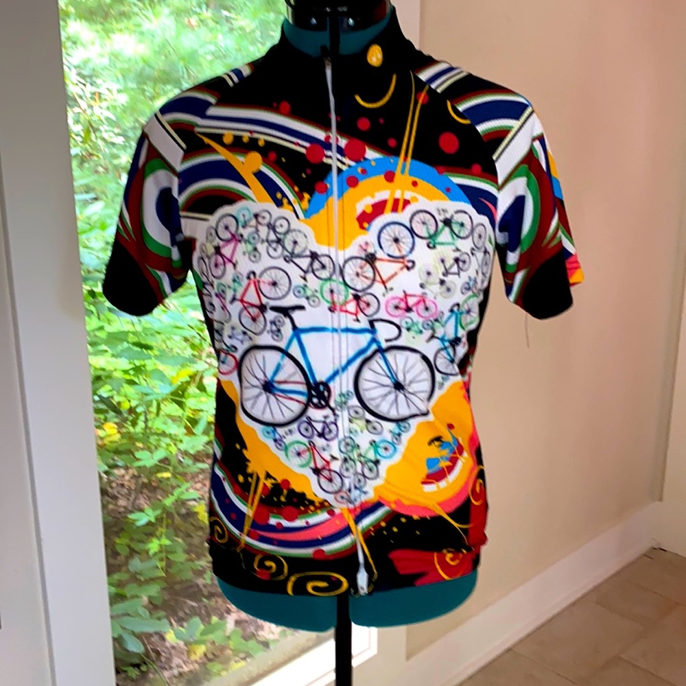 Sport top with back pocket.